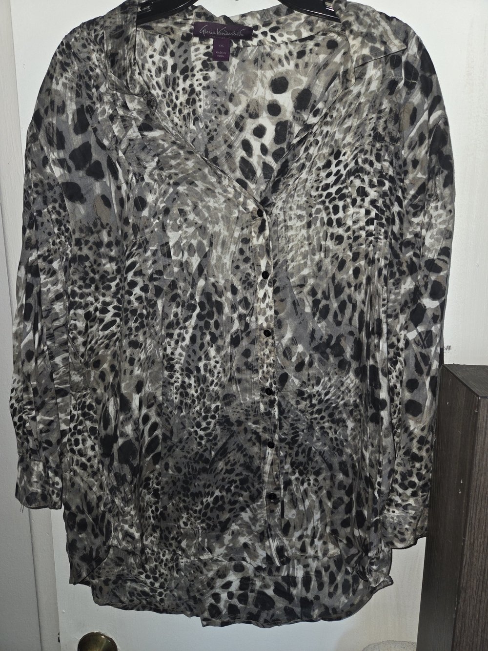 Gloria Vanderbilt Black and Gray Leopard Print Top